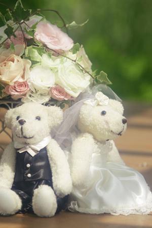 多くのカップルの指を彩っています